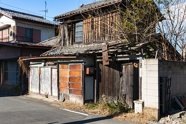 劣化が進行した空き家